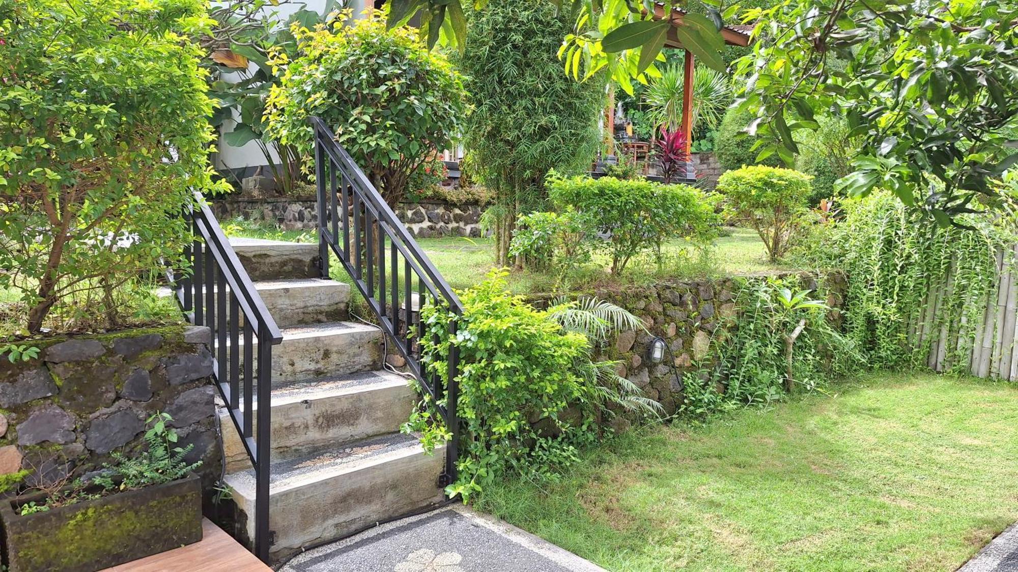 Frangipani Inn & Restaurant Seraya Exterior photo